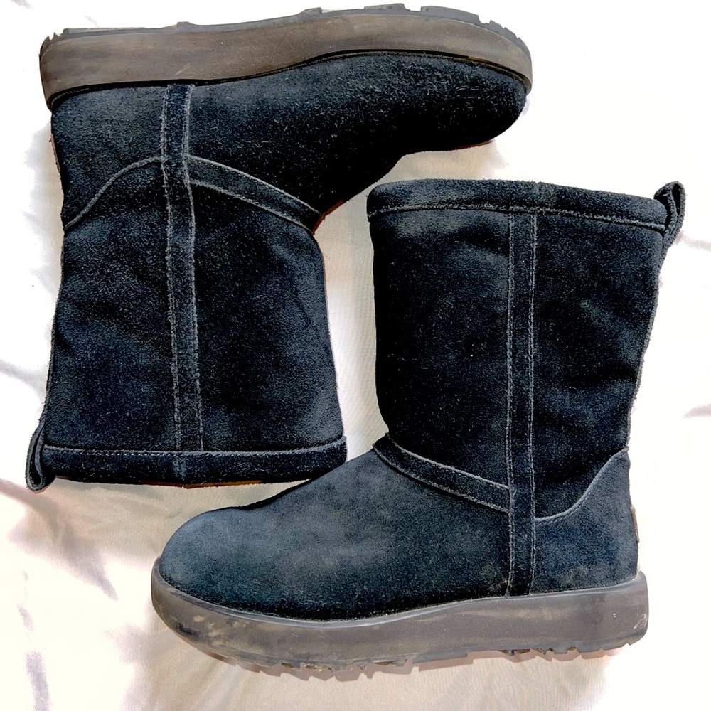 UGG classic short waterproof boots (black)
